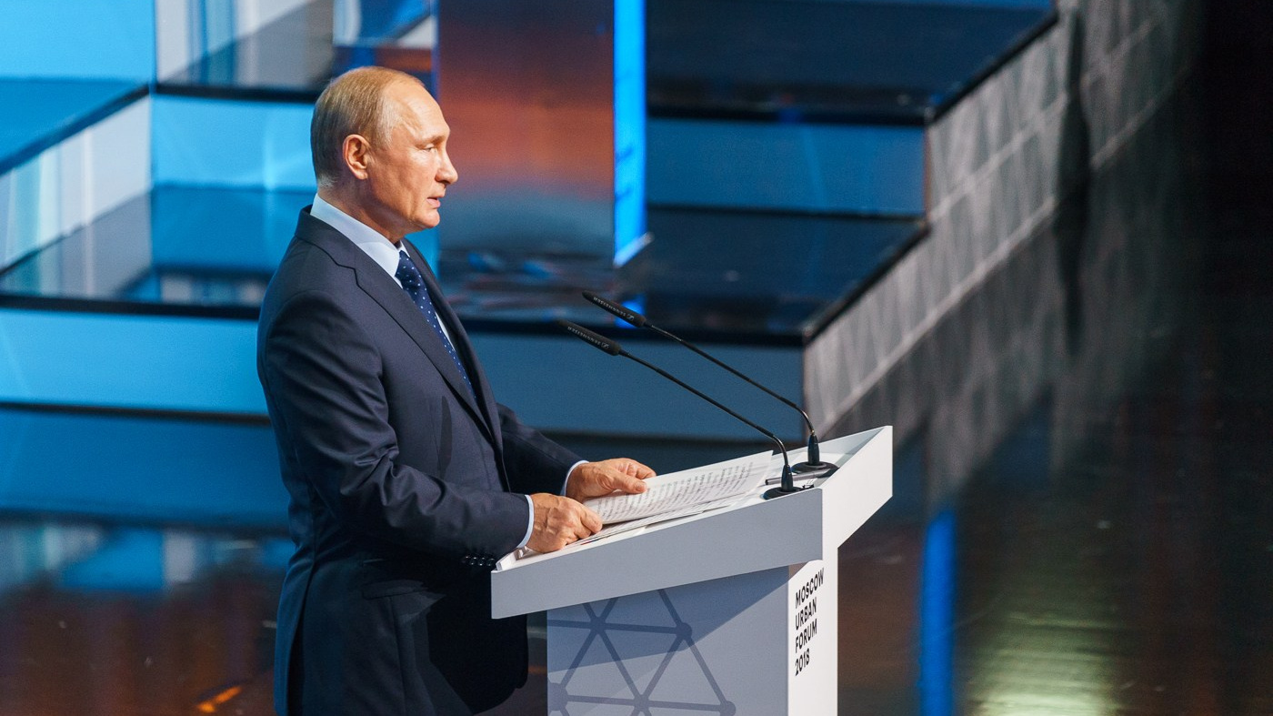 Как снимать репортаж - инструкция для начинающего фотографа. Портрет В.В. Путина во время выступления.