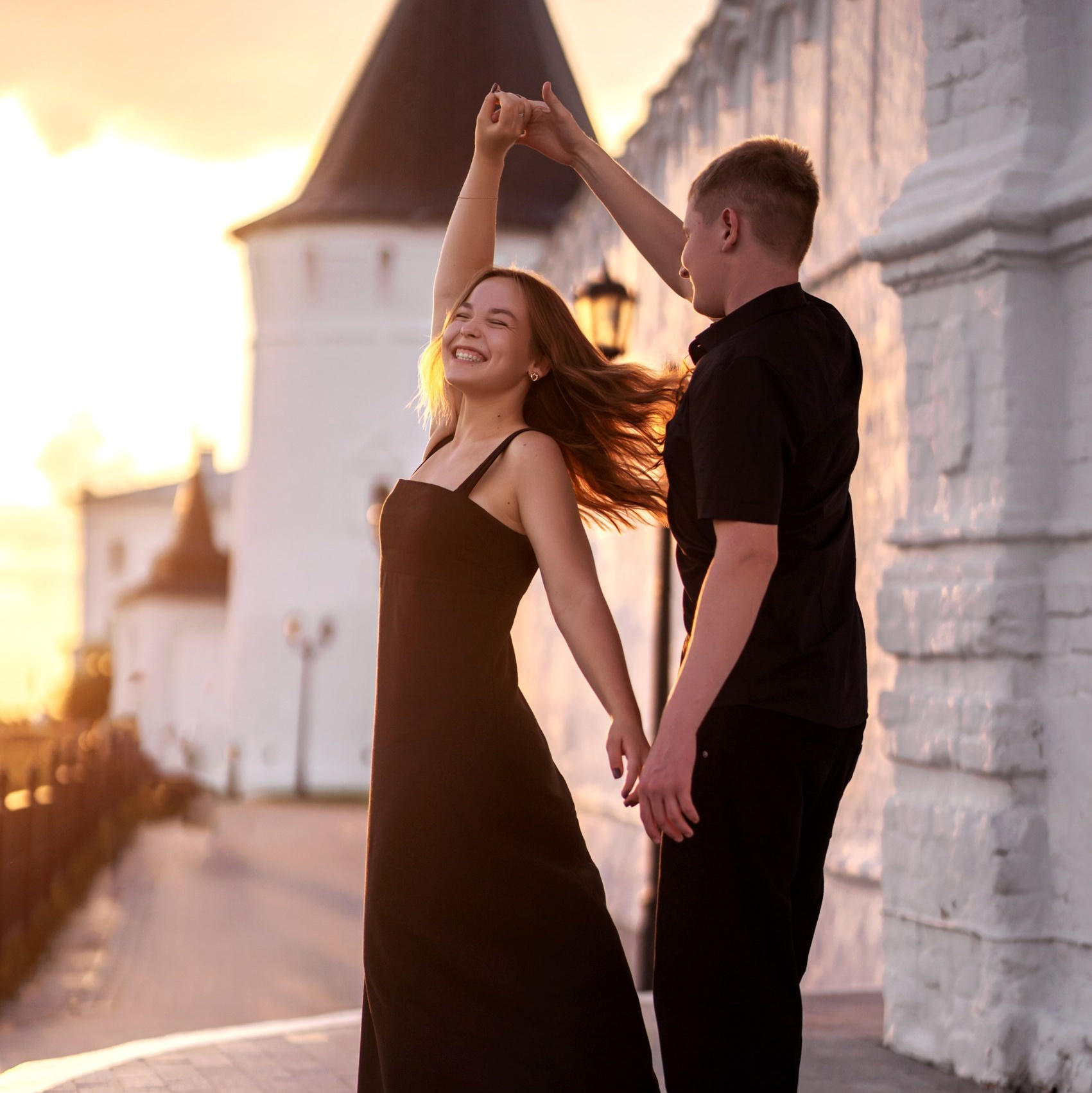 влюбленная пара полная страсти смотрят в глаза друг другу