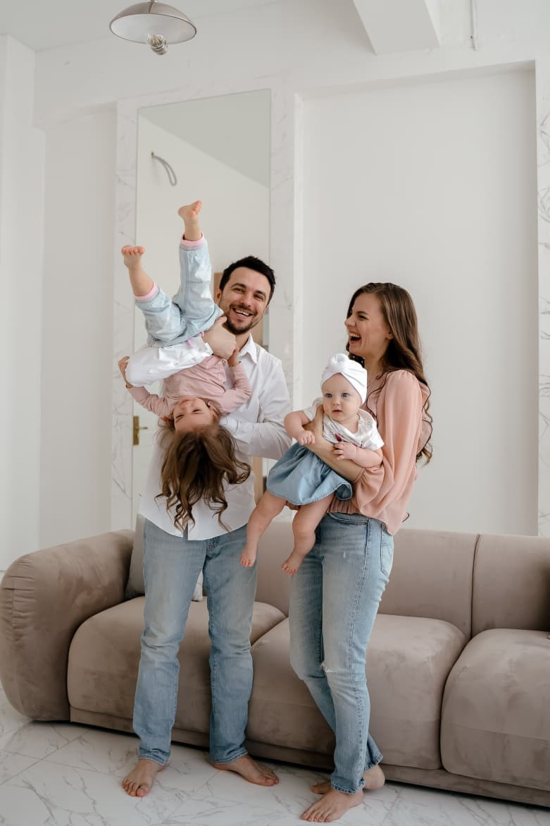 «Семейная фотосессия в осеннем парке: родители и дети бросают листья»