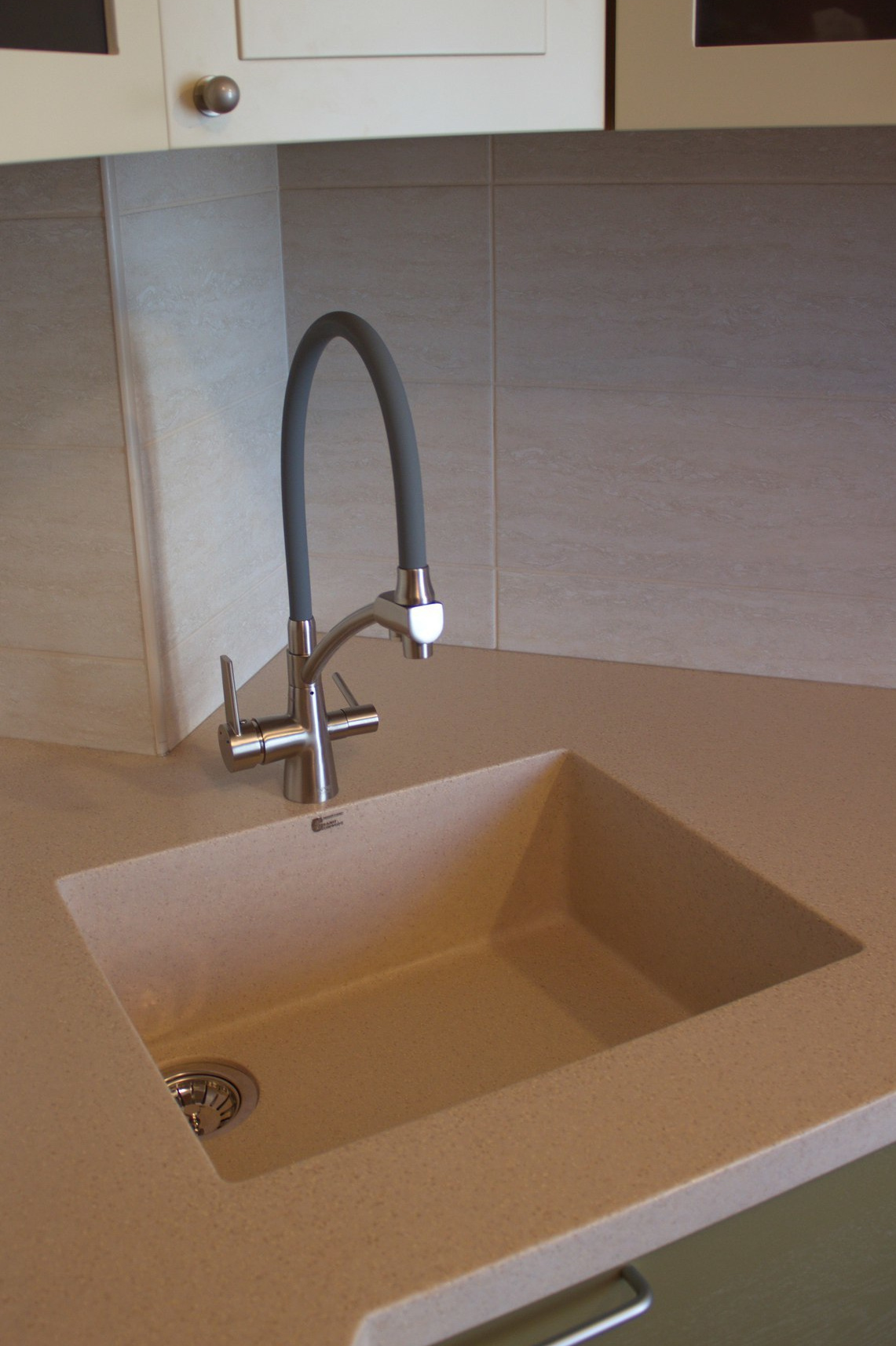 Влитая мойка из искусственного камня бежевого цвета