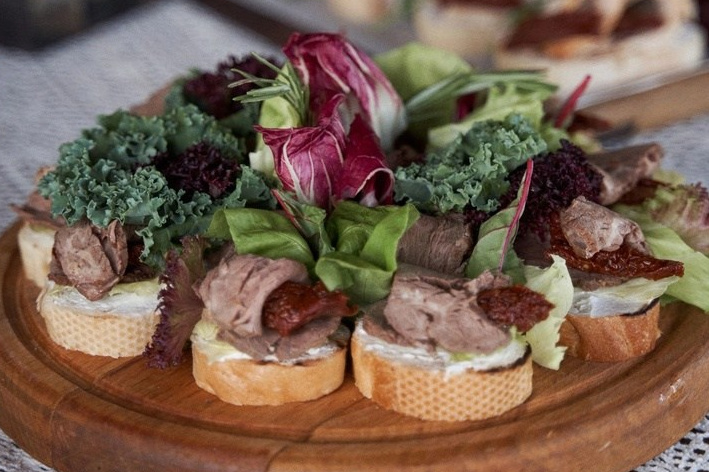 Фуршетная закуска Тапас с ростбифом и вялеными томатами