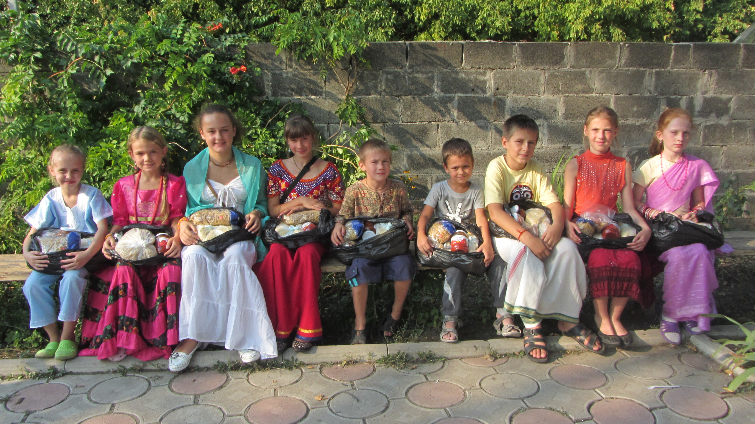 5 сентября около 50 донецких детей получили гуманитарную помощь. Пища для Жизни