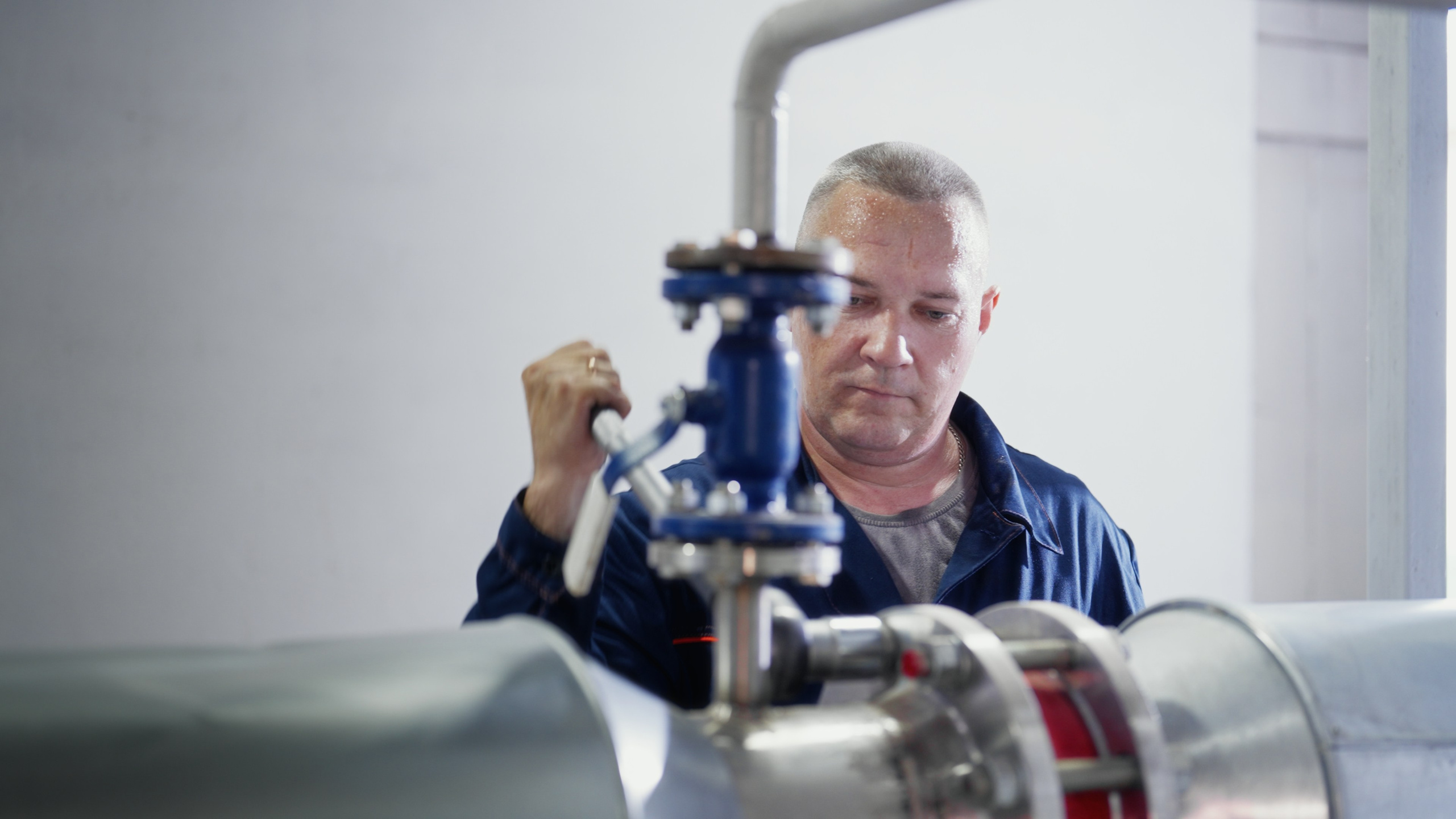 Рабочий на заводе. Видеопрезентация для заводов и производств, видеопродакшн Самсонов Медиа