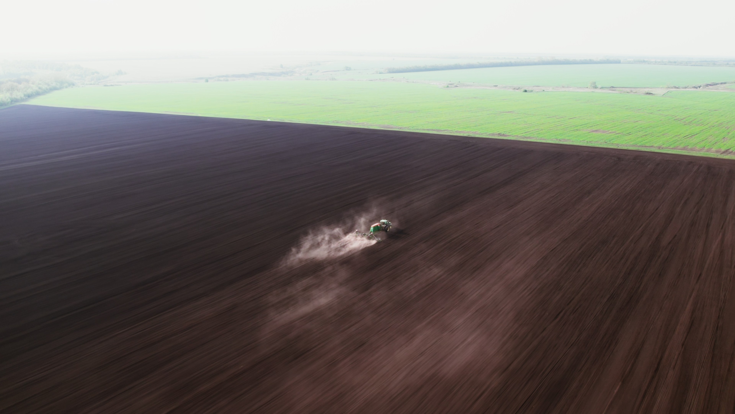 Комбайн работает во время посевной компании