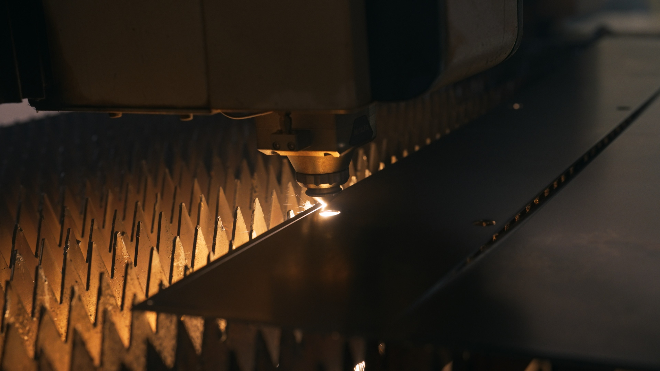 Корпоративные фильмы и презентации. Заказать видео о компании. Видеосъемка — Продакшн полного цикла — Услуги видеооператора в Пензе