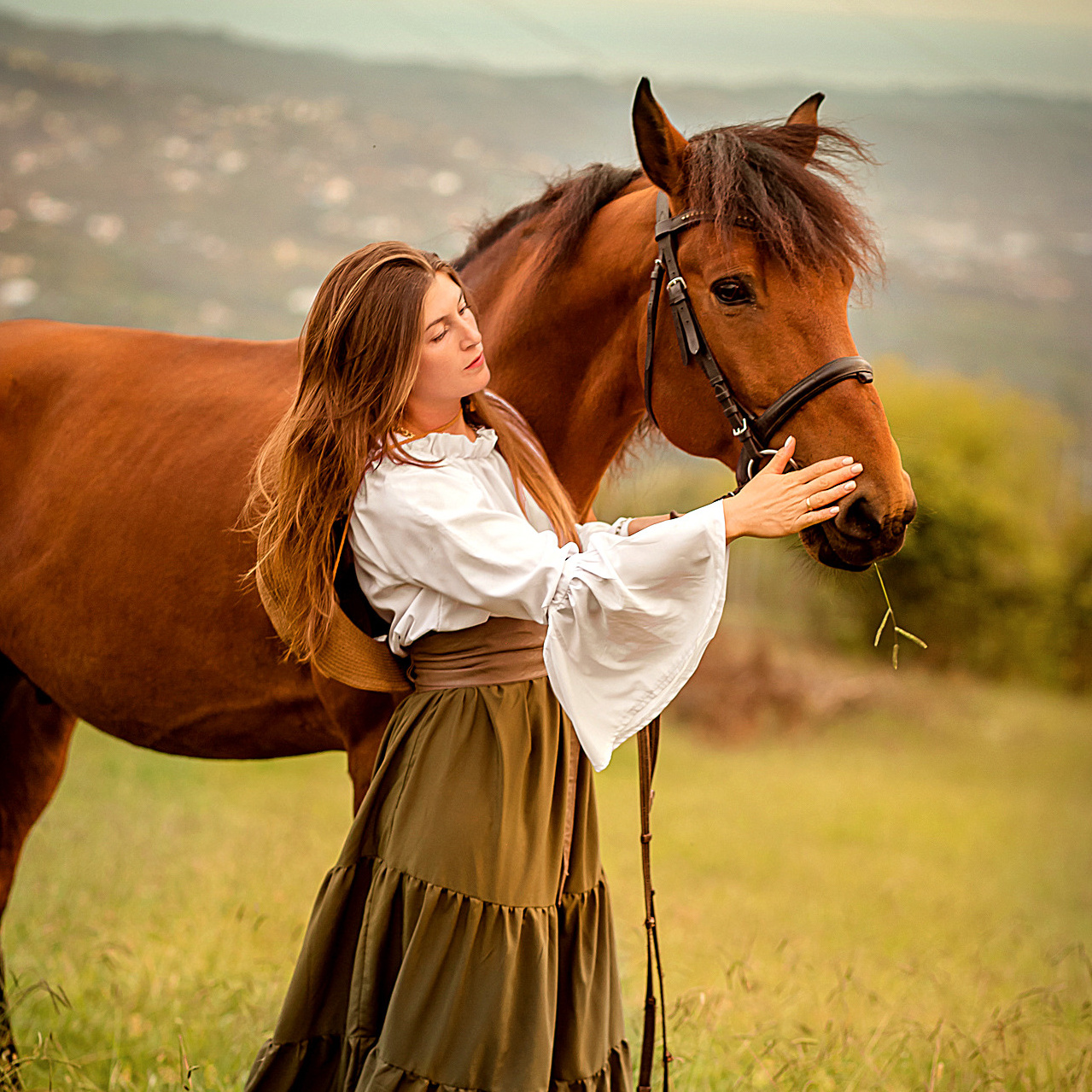 Рыжая лошадь с красивой девушкой в длинной платье на поле 