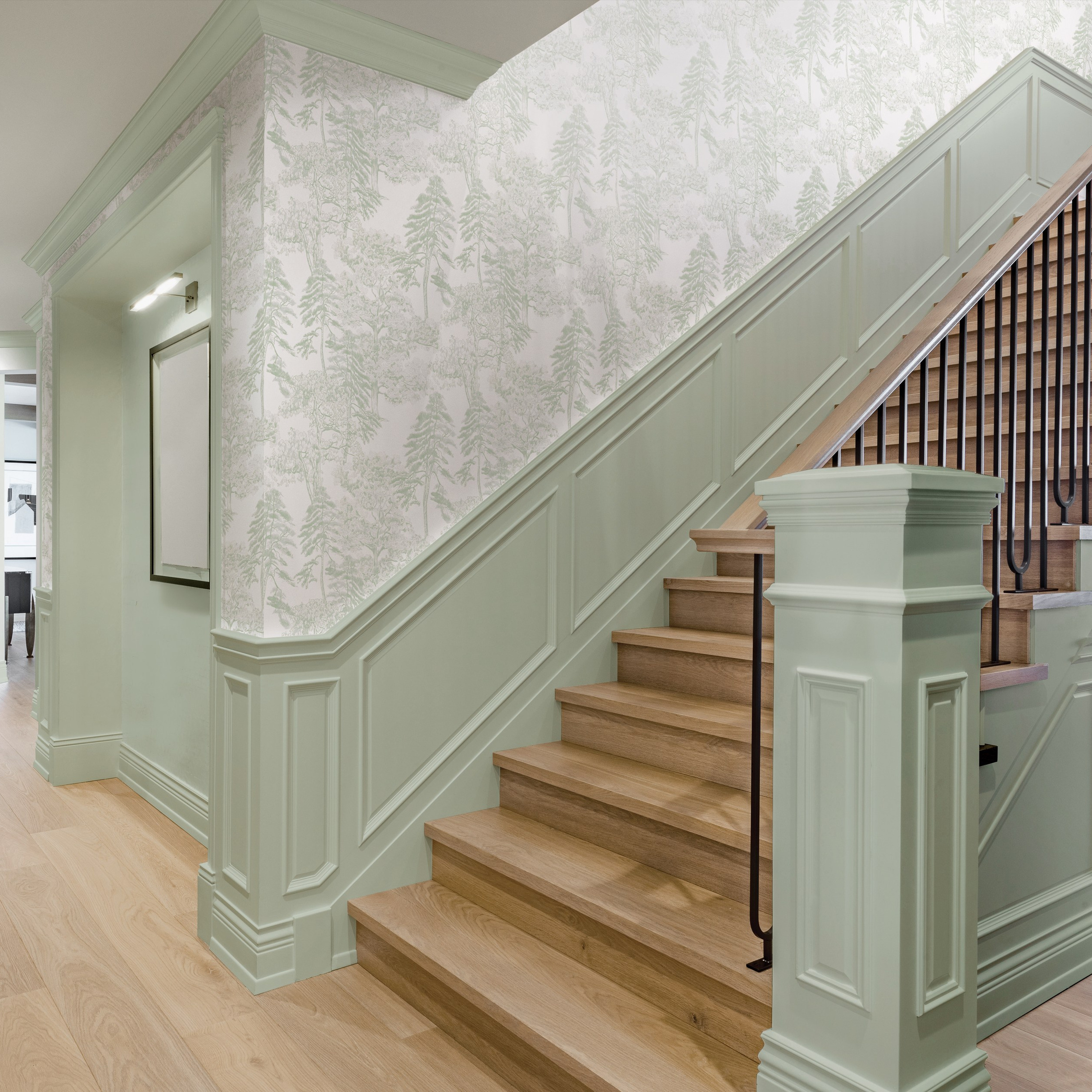 Коллекции флизелиновых обоев бренда Milassa. L. Deco интерьерный салон. Краски/обои/лепной декор