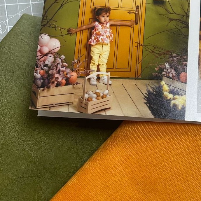 Процесс подбора материала обложки под напечатанный блок фотографий для идеального сочетания.