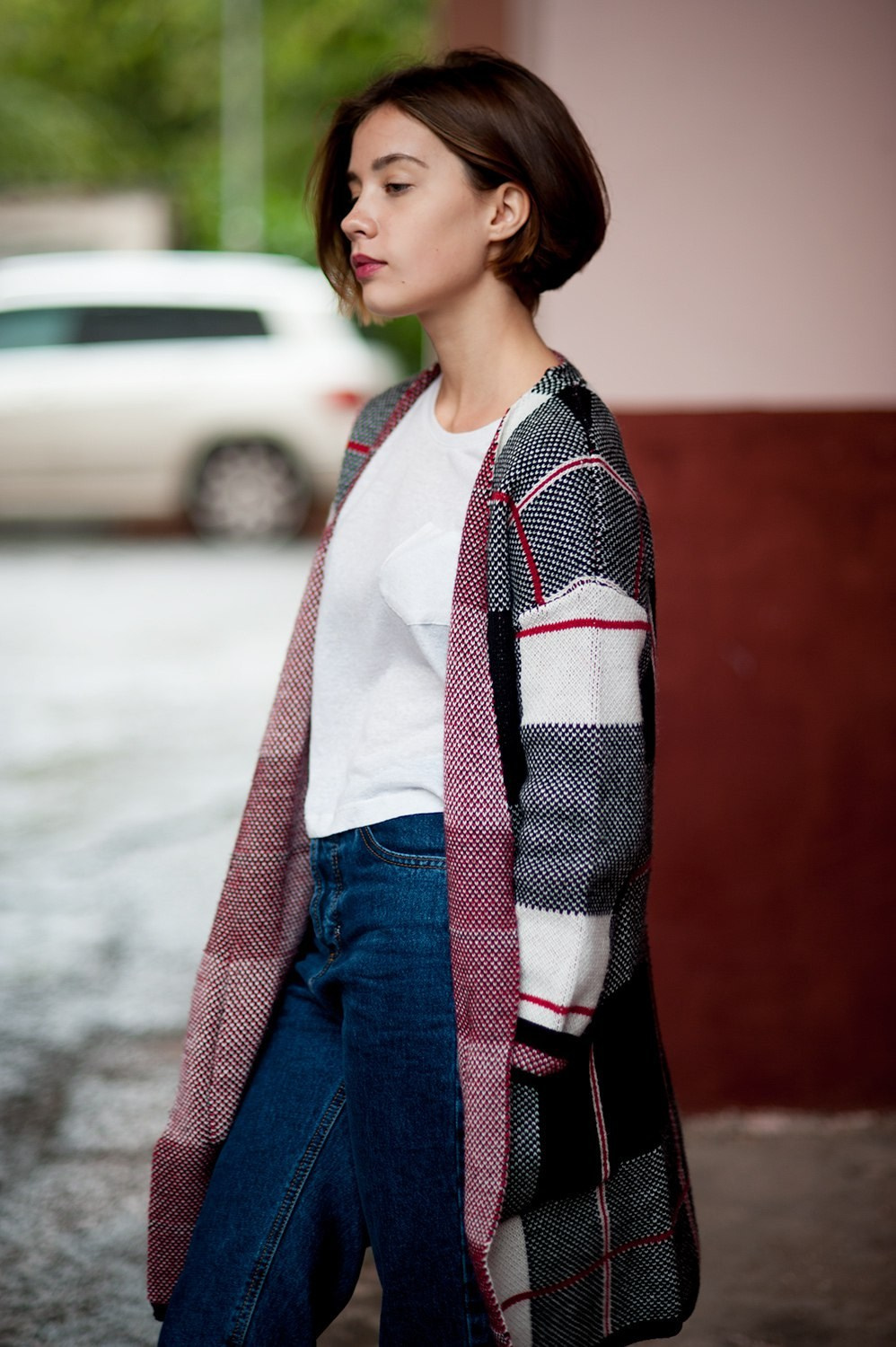 Девушка на улице в повседневной одежде — выездной портрет в естественной городской среде.