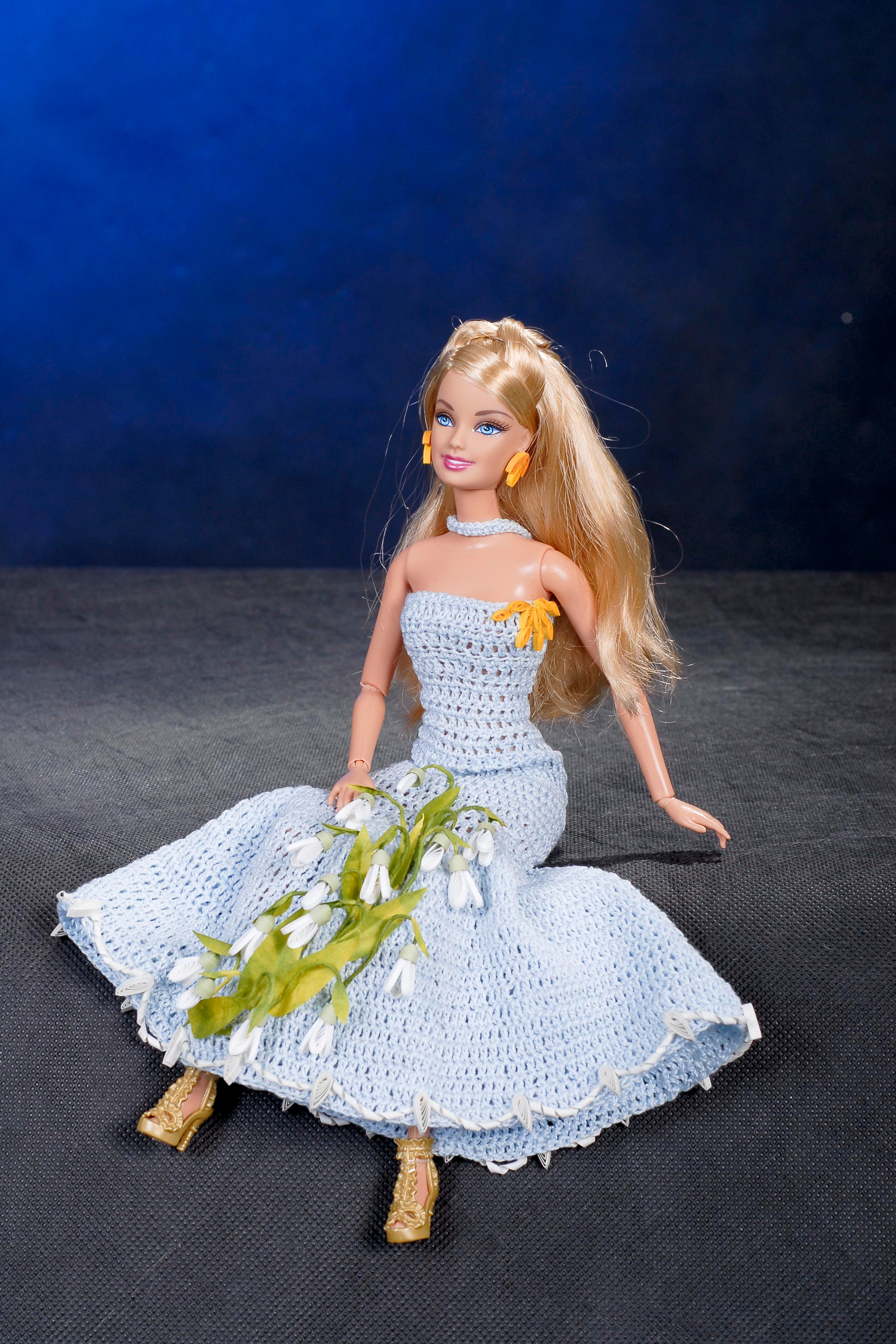 кукла барби сидит в платье и серьгах ручной работы 