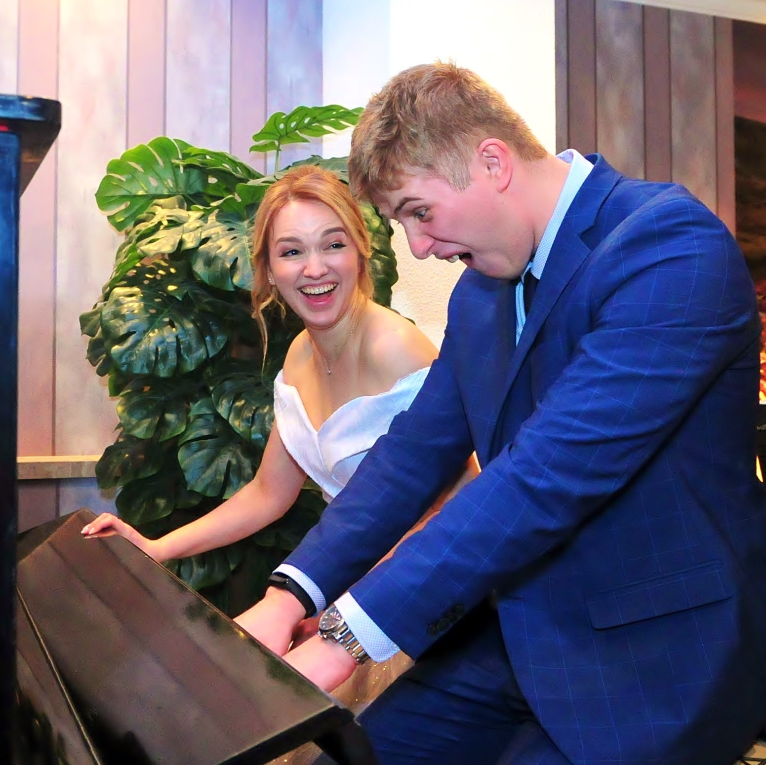 Жених и невеста играют на пианино и смеются Невеста прищемила руки жениху крышкой пианино 