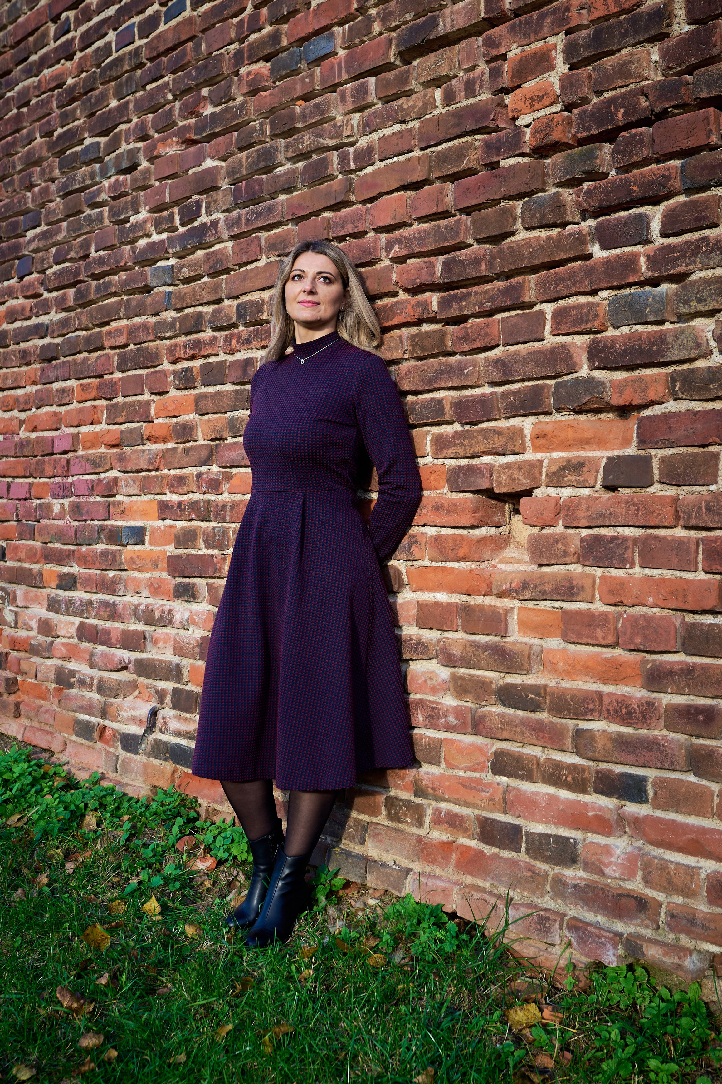 девочка на качелях