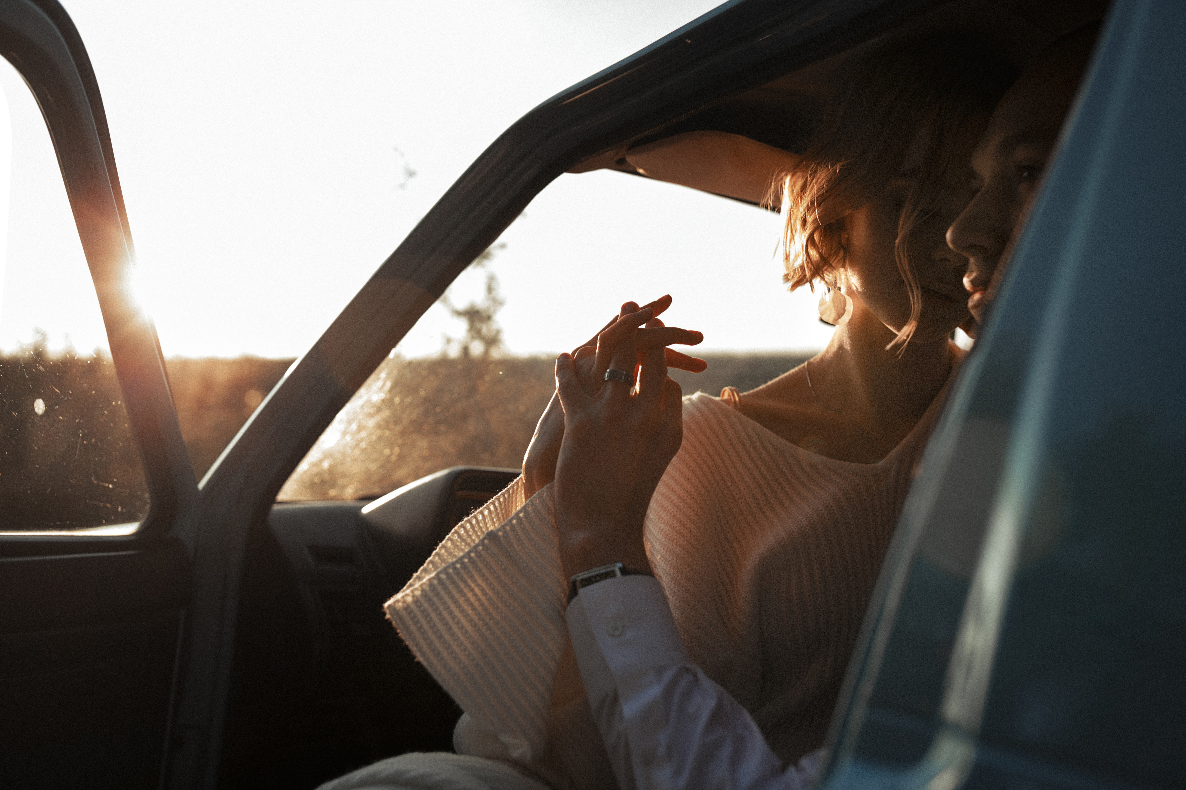 Чувственная фотосессия  в поле