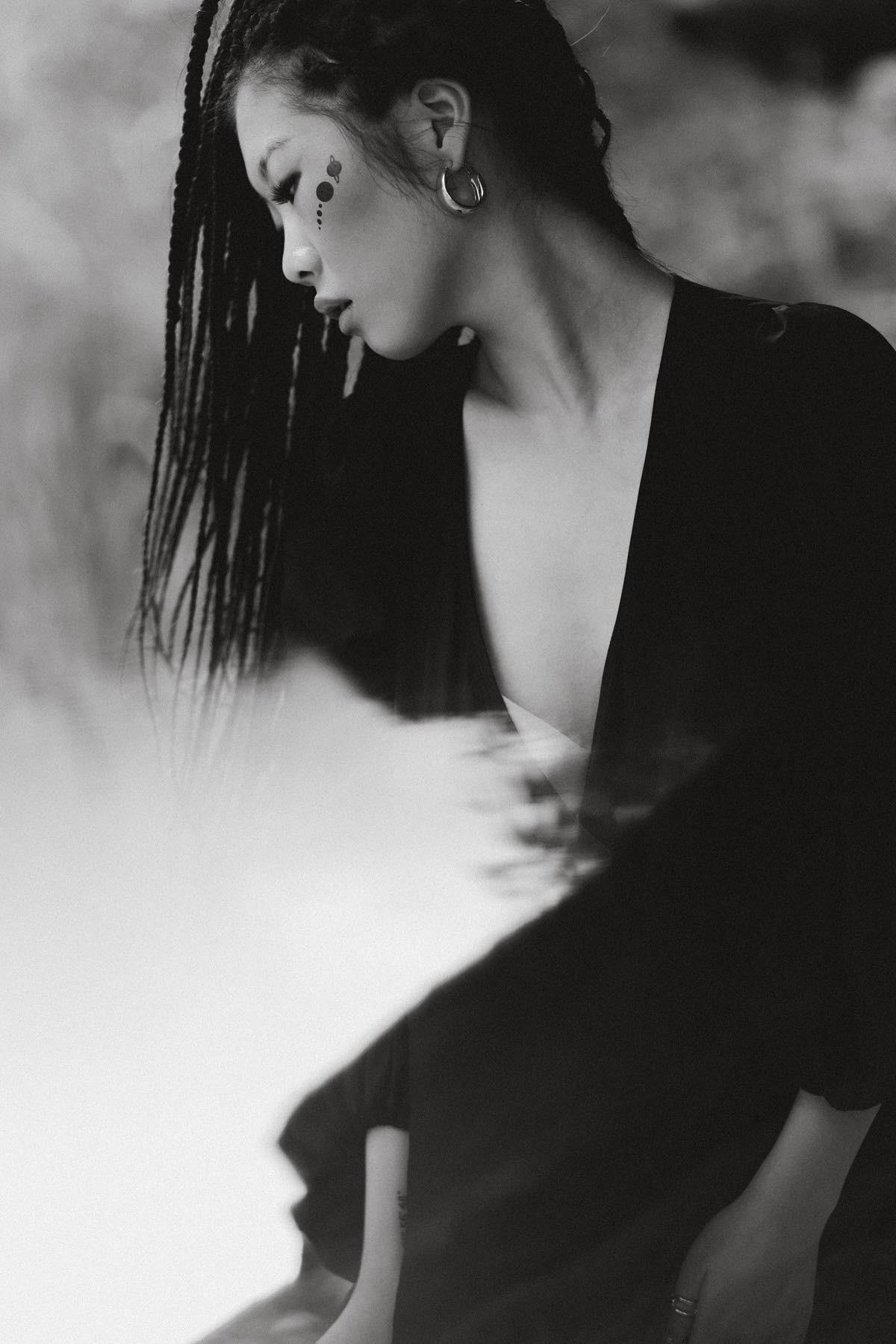 Фотография девушки на кресле в студии