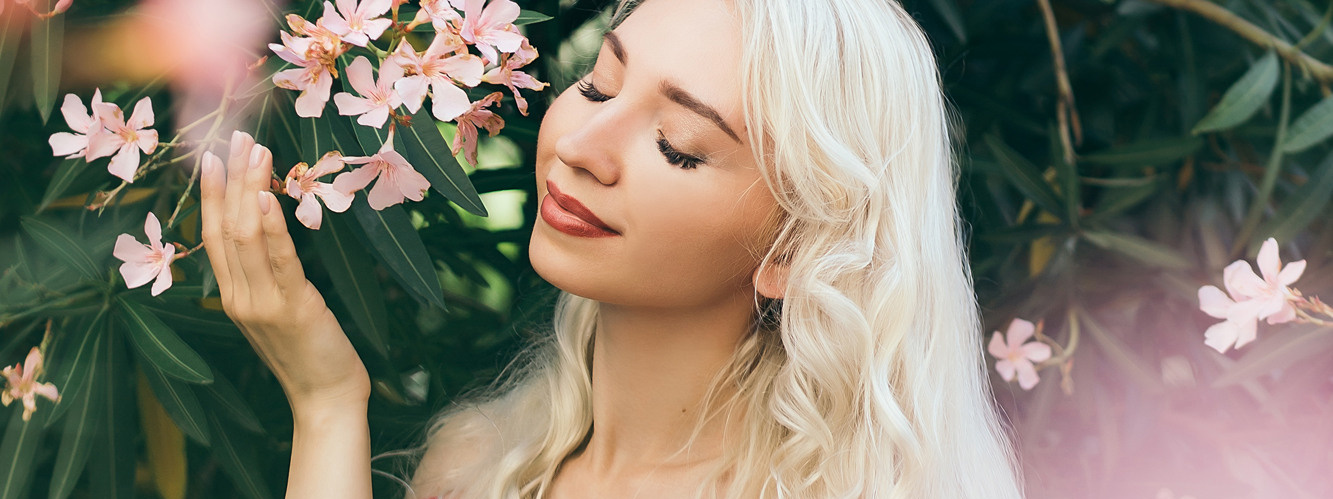 Женский осенний портрет с бордовой помадой