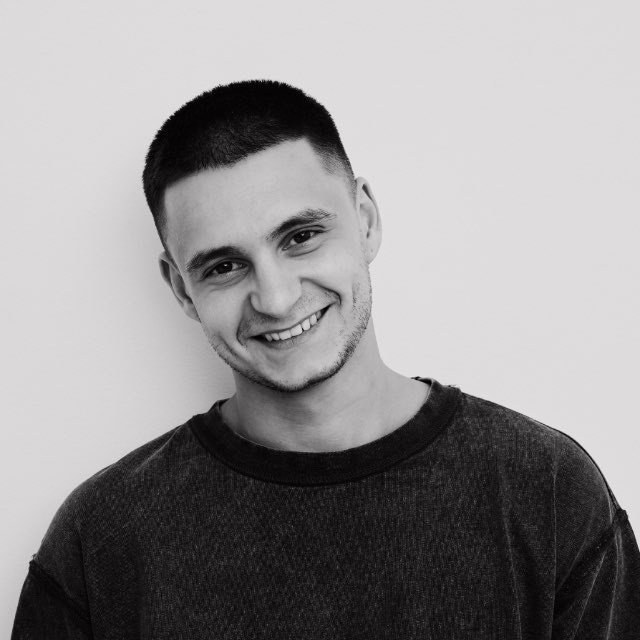 Фотограф Артём Галицкий. Специализируюсь на студийной съёмке одежды: каталоги, лукбуки, предметная съёмка. Опыт работы с fashion-брендами, маркетплейсами и коммерческими проектами. Грамотно выстраиваю свет, работаю быстро и точно под задачу. Также имею опыт работы гафером — отлично знаю световое оборудование и техническую сторону съёмочного процесса.