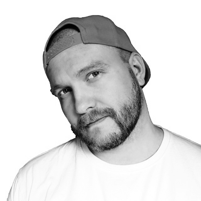 Вадим Топорёнок — Событийный фотограф-документалист, бывший брейк-дансер. Автор проекта Манифест теней. Археология душ через городскую фотографию. Автопортрет.