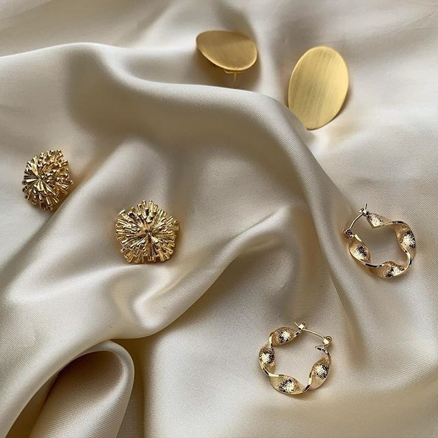 Предметная съемка бижутерии с матовыми и блестящими элементами, акцент на контрасте текстур