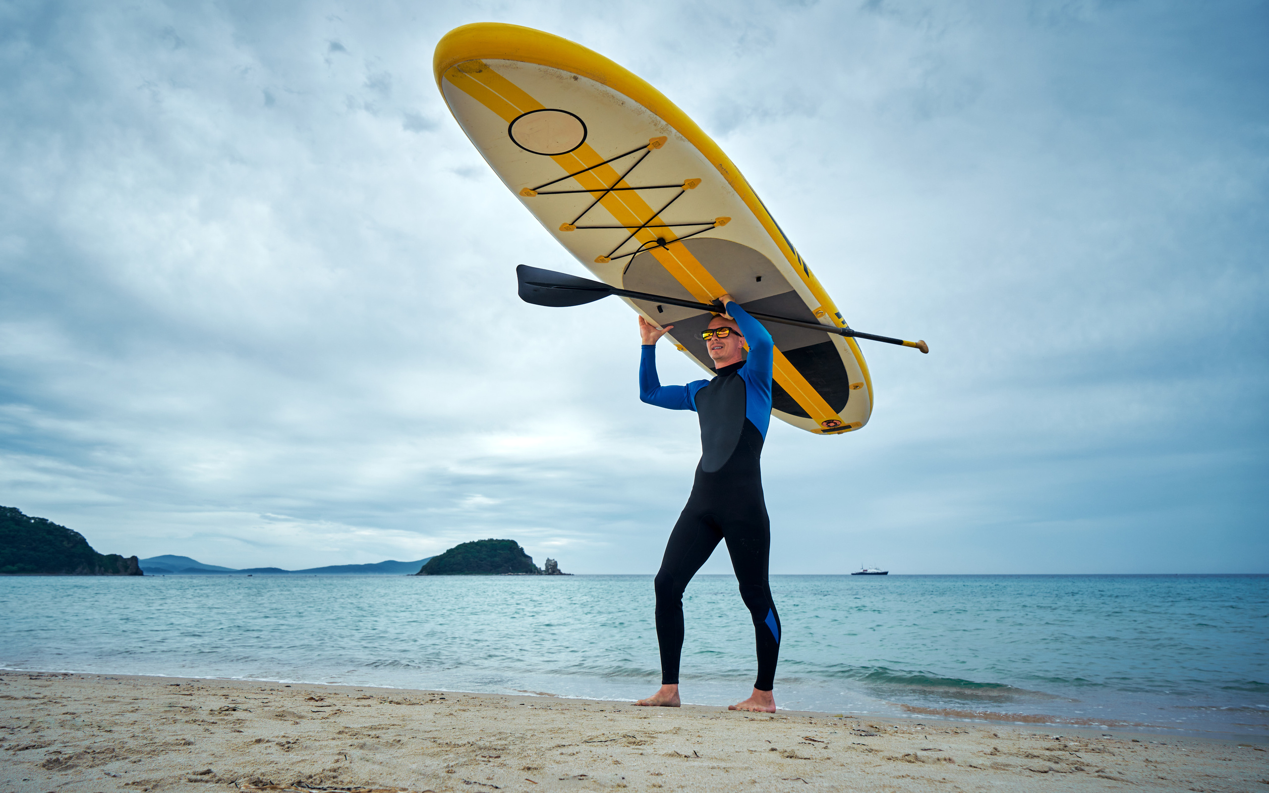 Мужчина с SUP_бордом. Купить коммерческие фотографии для использования в дизайне и рекламе