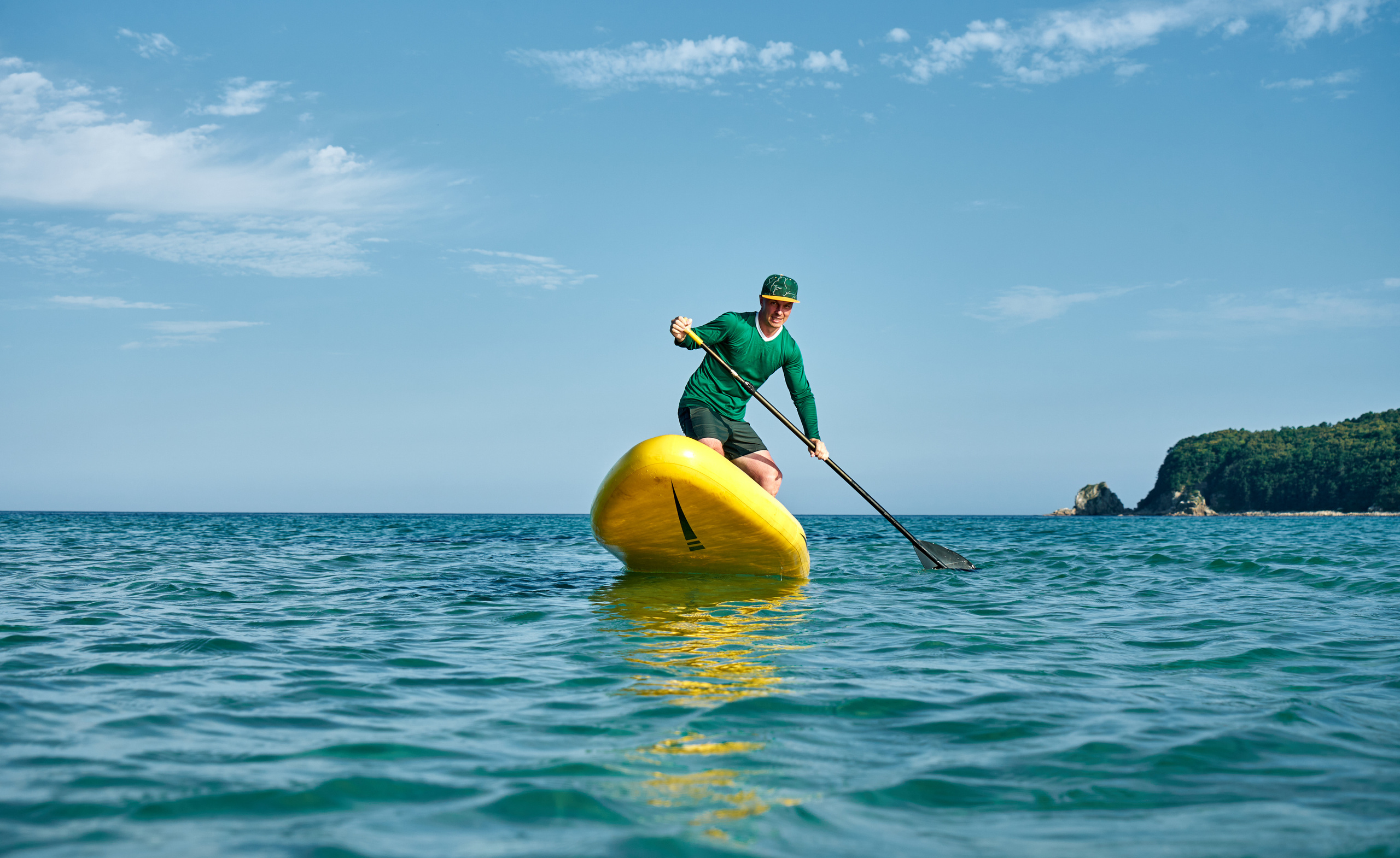 Мужчина на САП-борде (первая). Купить коммерческие фотографии для использования в дизайне и рекламе