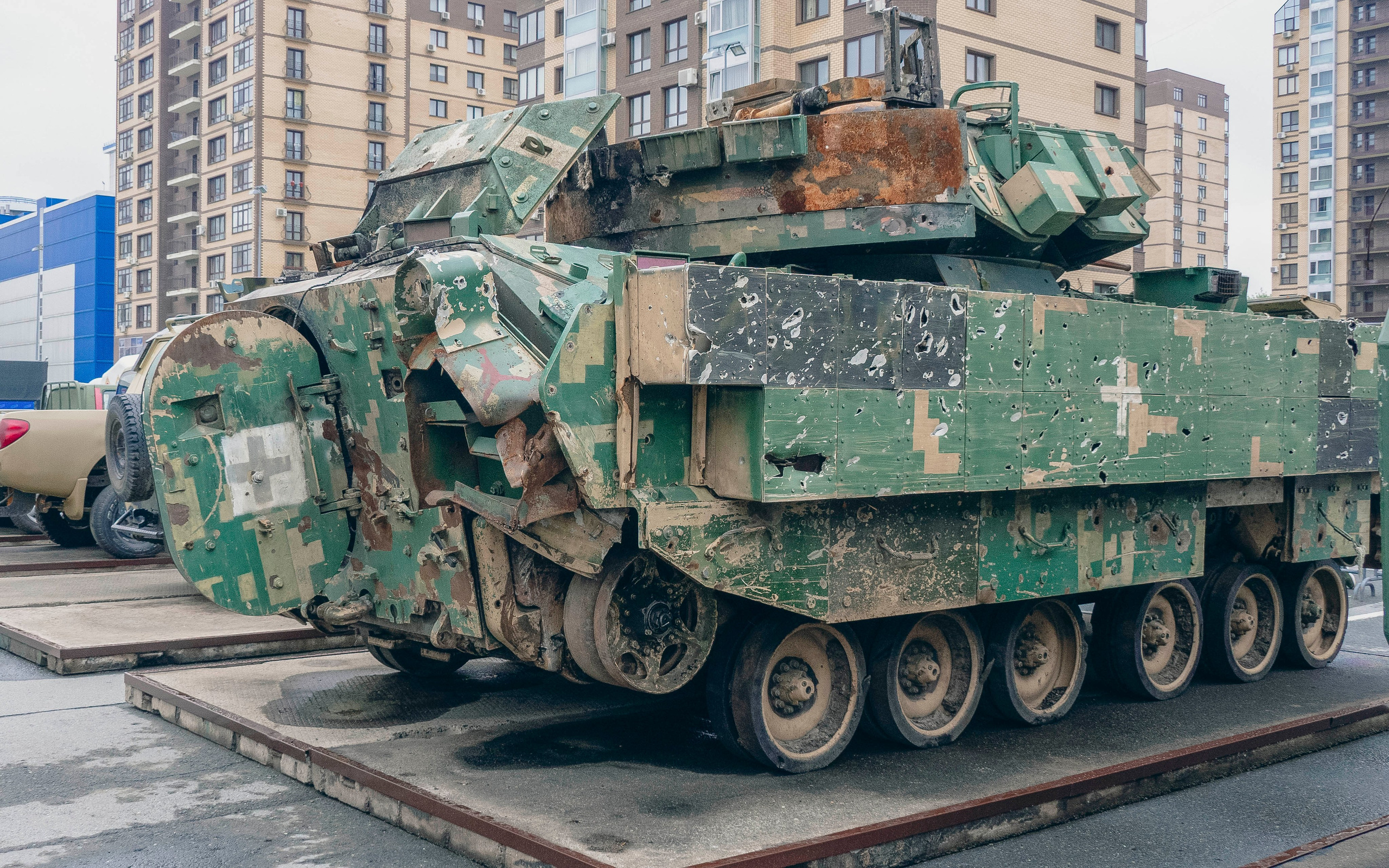 Выставка трофейной военной техники стран НАТО в Тюмени