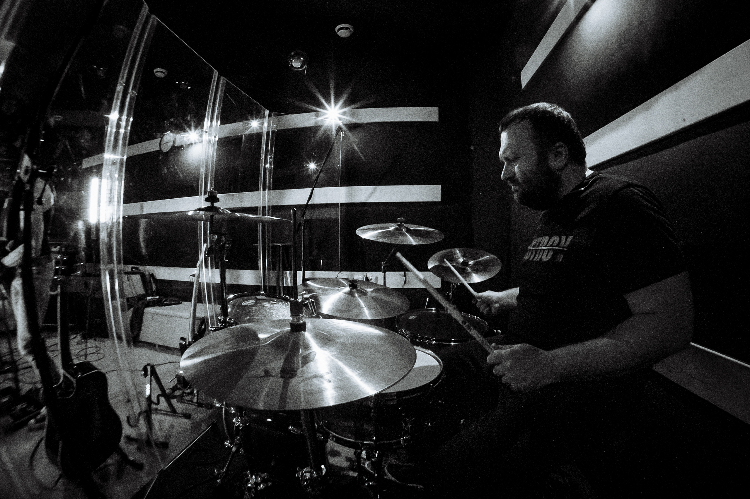 Барабанщик за установкой барабанной