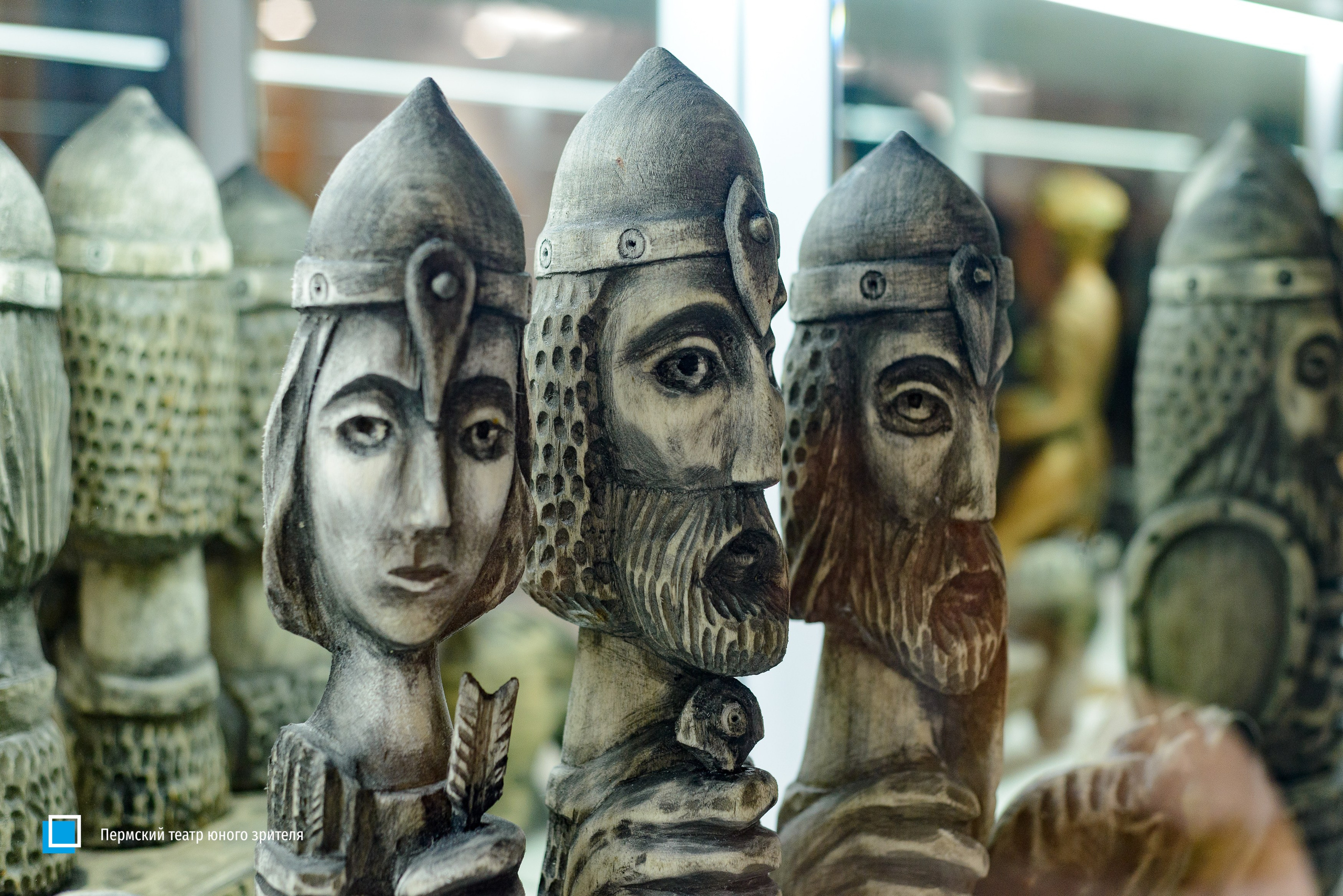 В Пермском ТЮЗе открылась выставка «Три главных» с работами Юрия Лапшина, Александра Казначеева и Юрия Жаркова. Журнал о самом особенном. Пермь и Пермский край