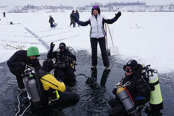 Погружение под лед с аквалангом в белорусском озере.