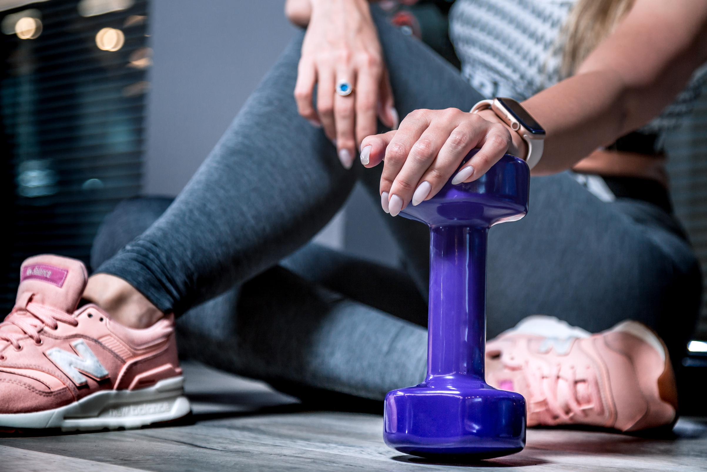 Спортивная контентная фитнес фотосессия девушки тренера и спортсмена в тренажёрном зале в Москве.