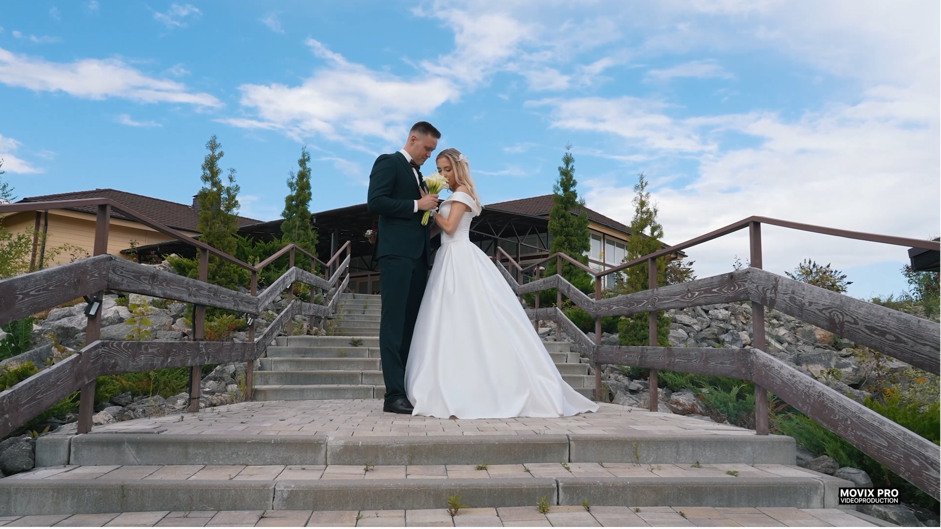 Невеста и жених на природе ,на фоне красивых облаков