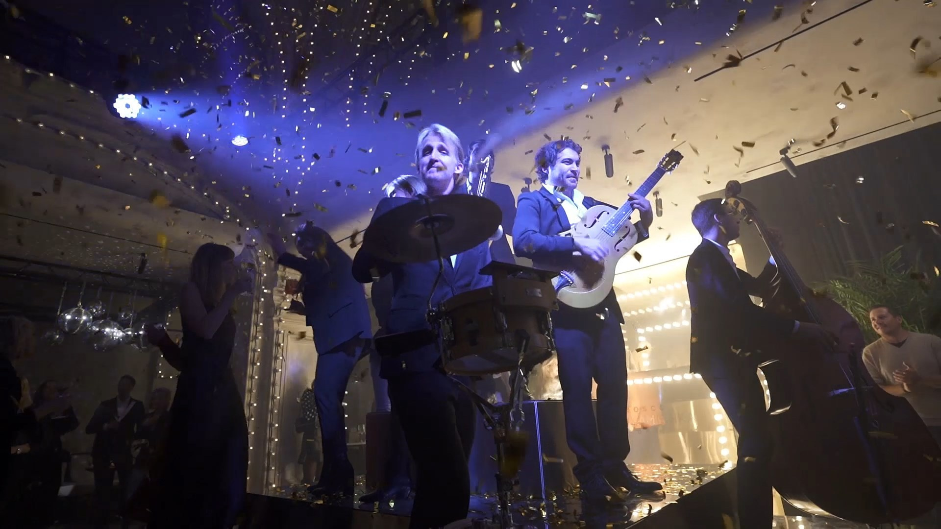 Профессиональная видеосъёмка корпоративного мероприятия в банкетном зале — команда LuxPixel в работе