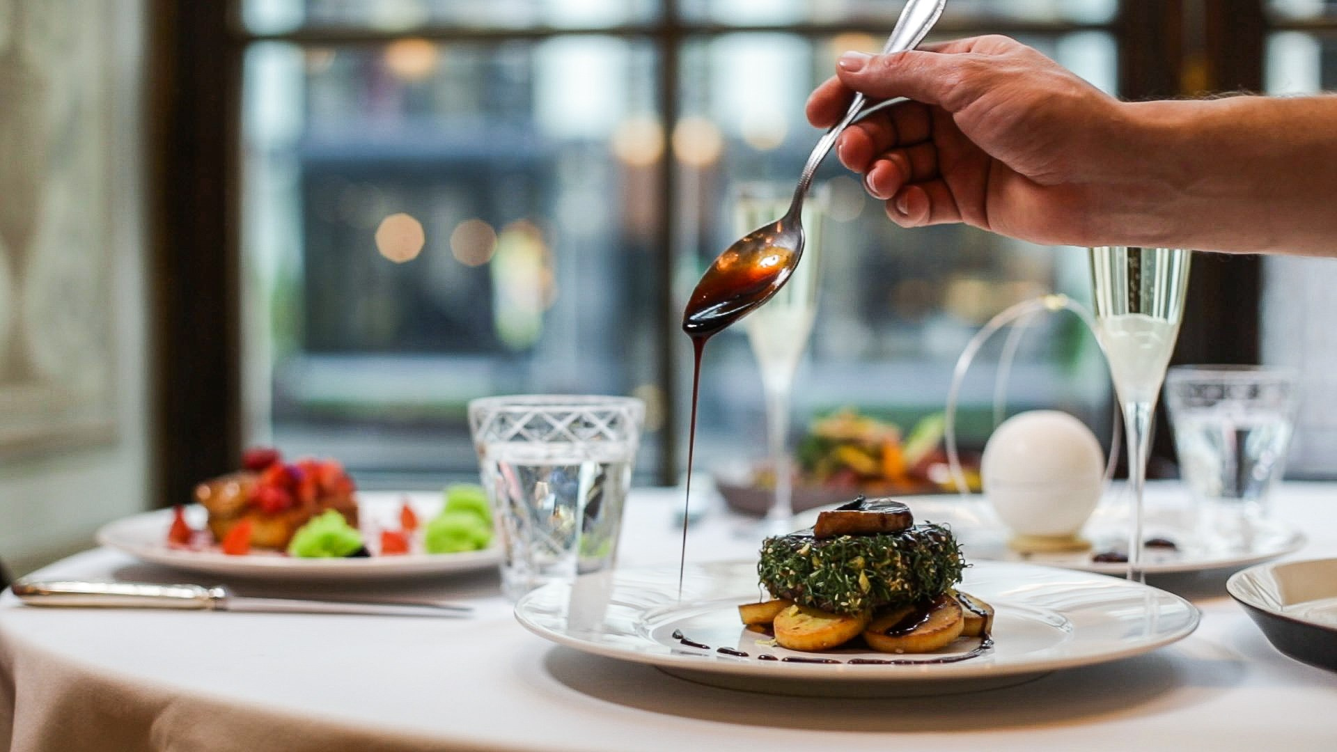 Имиджевое видео для ресторана премиум-класса — визуальная подача кухни, зала и сервиса