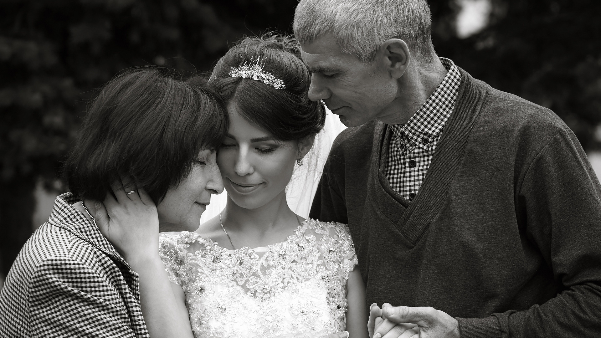 родители на&nbsp;свадьбе. невеста с&nbsp;родителями.&nbsp;нежные свадебные фотографии с&nbsp;родителями.&nbsp;фотографии, фото жениха и&nbsp;невесты с&nbsp;родителями.&nbsp;родители обнимают невесту.&nbsp;чувственные свадебные фотографии. брать&nbsp;ли родителей в&nbsp;загс