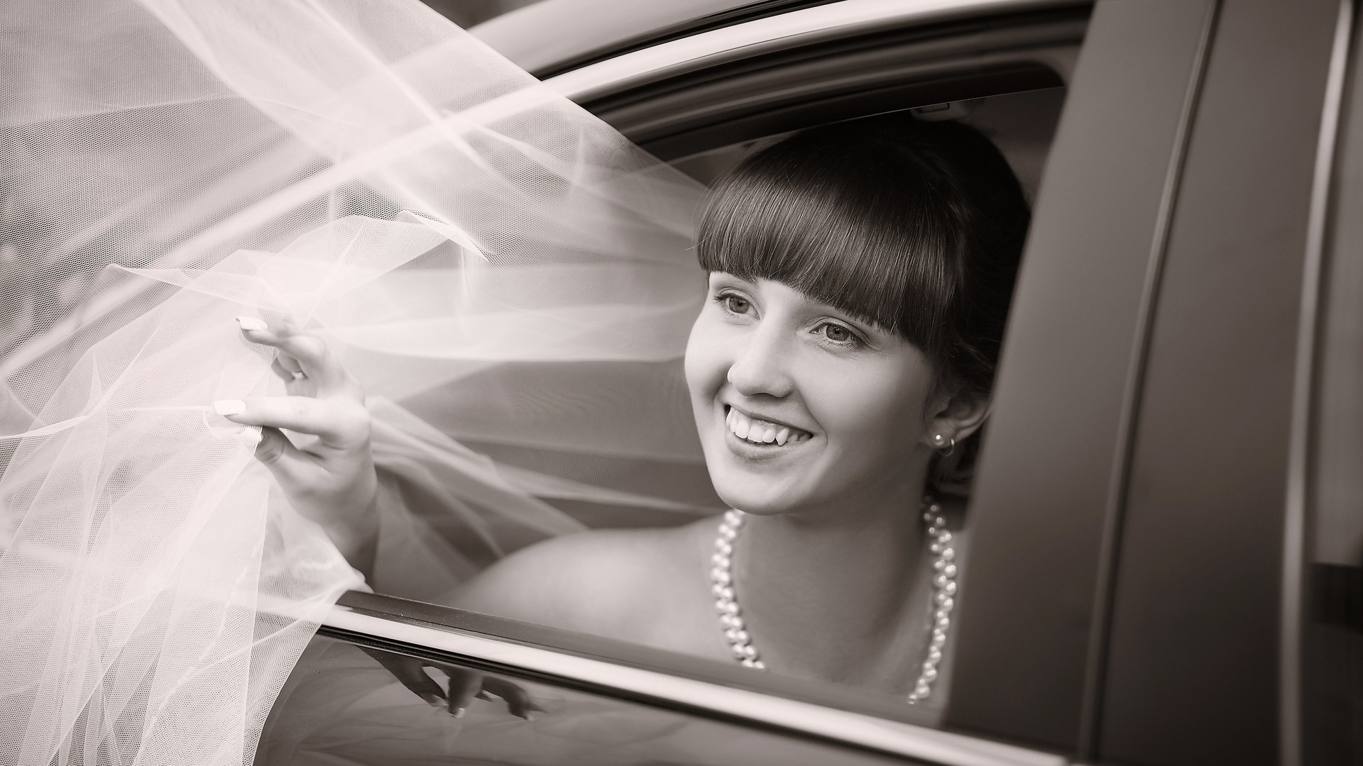 невеста из&nbsp;окна машины.&nbsp;фотосъемка невесты в&nbsp;машине. красивые фото невесты с&nbsp;машиной, из&nbsp;окна машины. машина невесты. лимузин на&nbsp;свадьбе. невеста на&nbsp;лимузине. фото жениха и&nbsp;невесты у&nbsp;лимузина. лимузин на&nbsp;свадьбе