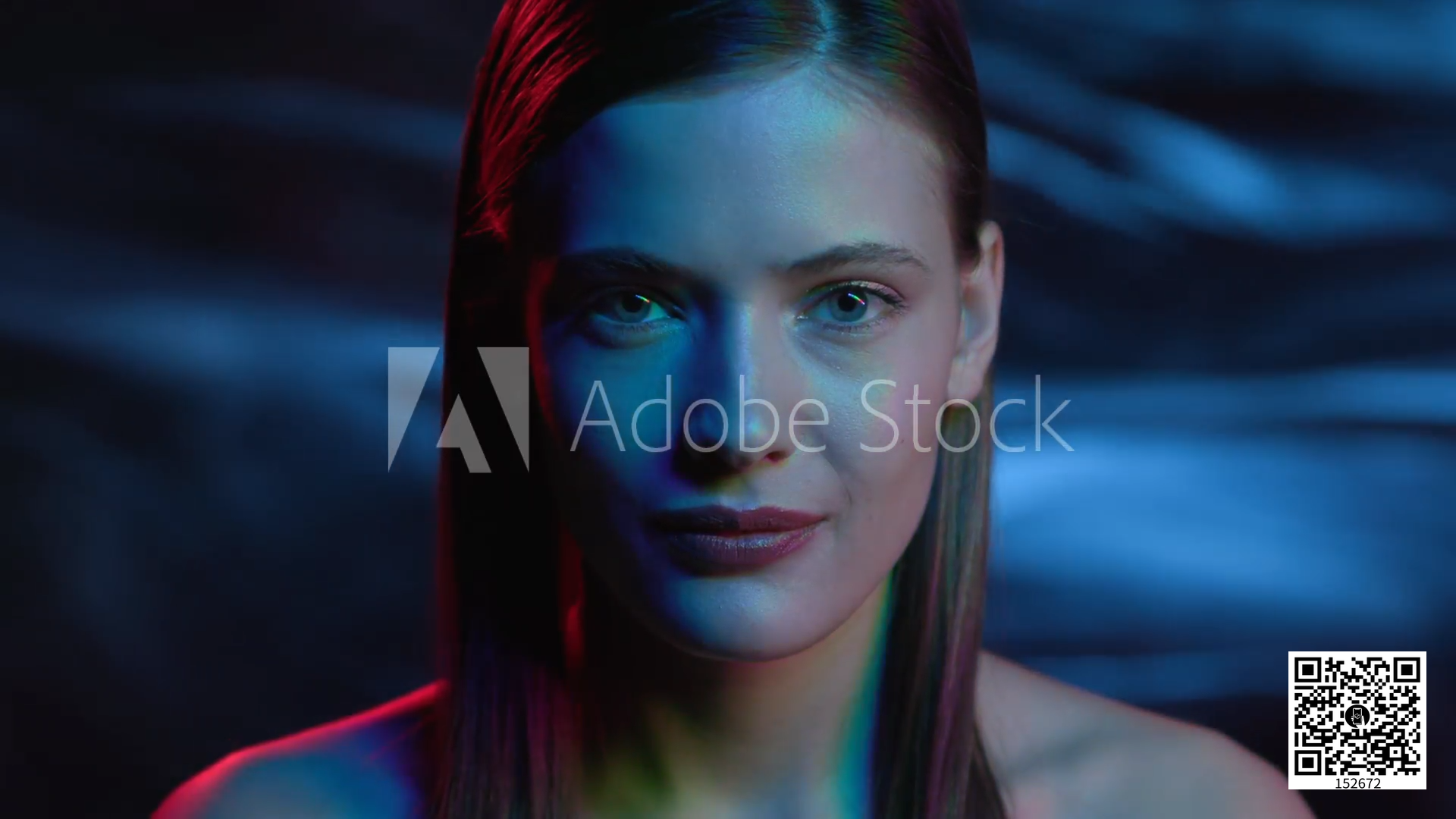 Фотомодель. Фотография с QR-кодом. Технология дополненной реальности запускает видеоролик при наведении смартфона.