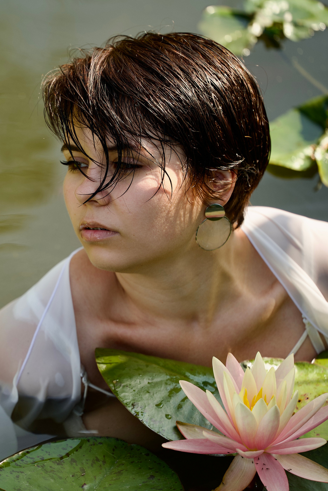 фотосессия девушки на пруду среди нимфей