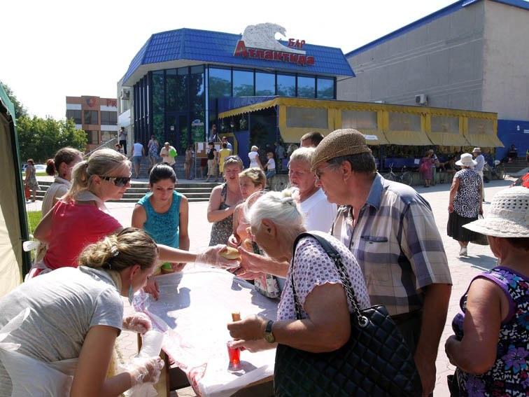 Раздача обедов в Крымске 9 июля 2012 года. Пища для Жизни