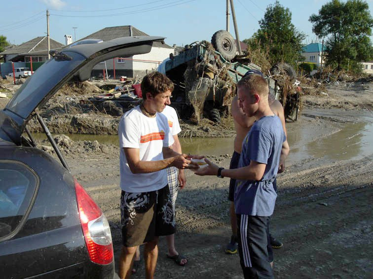 Фоторепортаж из Крымска 14 июля 2012 года. Пища для Жизни