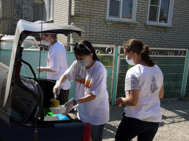 Фоторепортаж из Крымска 14 июля 2012 года. Пища для Жизни