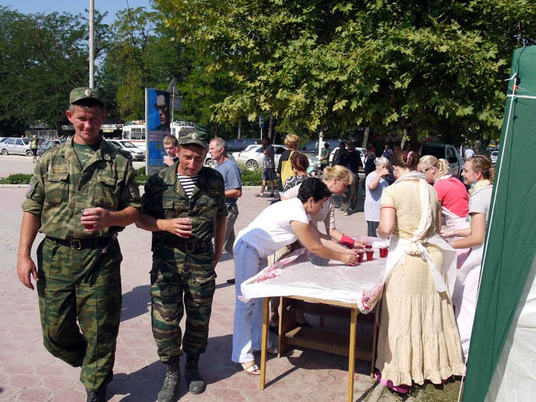 Волонтеры фонда «Пища для Жизни» в Крымске 10 июля 2012 года. Пища для Жизни