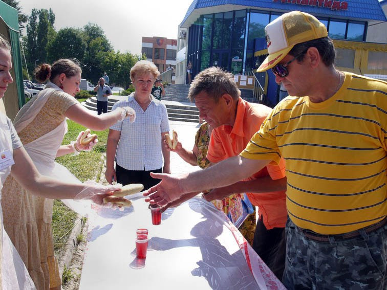 Раздача обедов в Крымске 9 июля 2012 года. Пища для Жизни