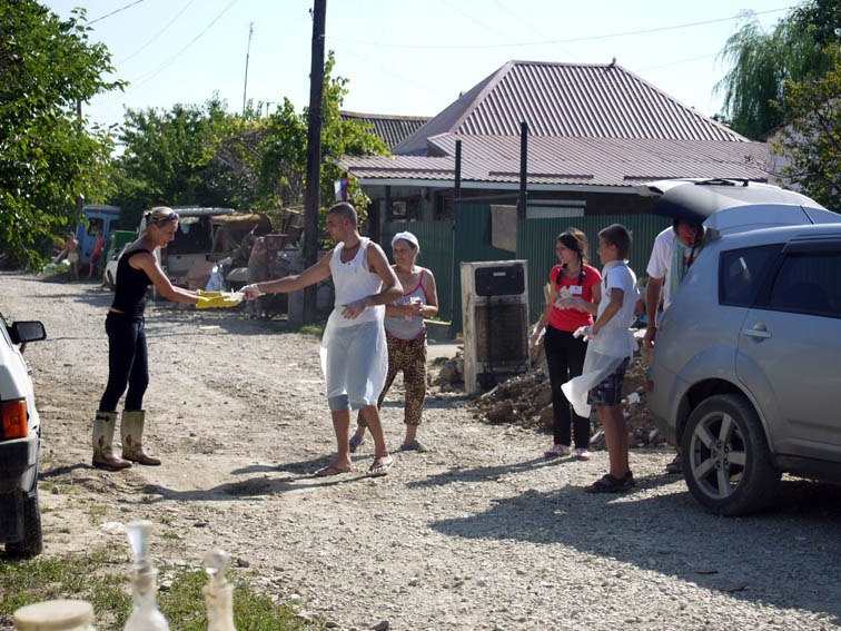 Волонтеры в Крымске 11 июля 2012 года. Пища для Жизни