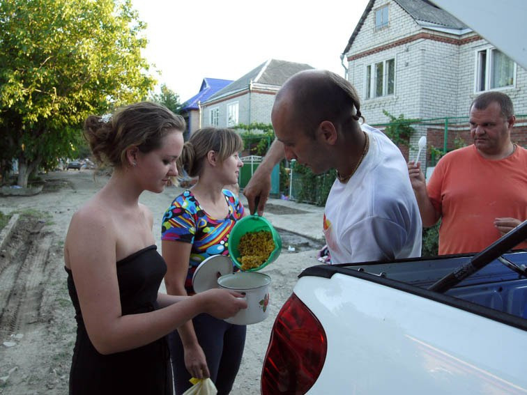 Волонтеры в Крымске 11 июля 2012 года. Пища для Жизни