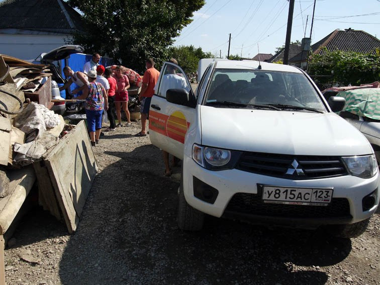 Волонтеры в Крымске 11 июля 2012 года. Пища для Жизни