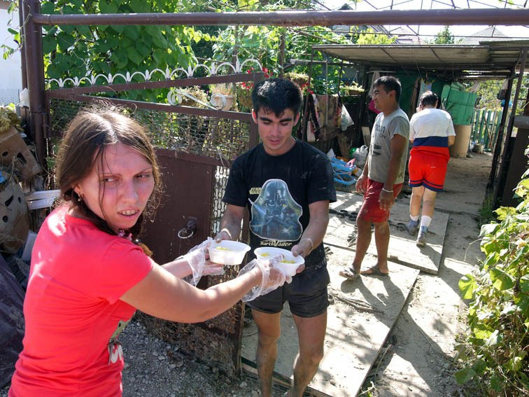 Волонтеры в Крымске 11 июля 2012 года. Пища для Жизни