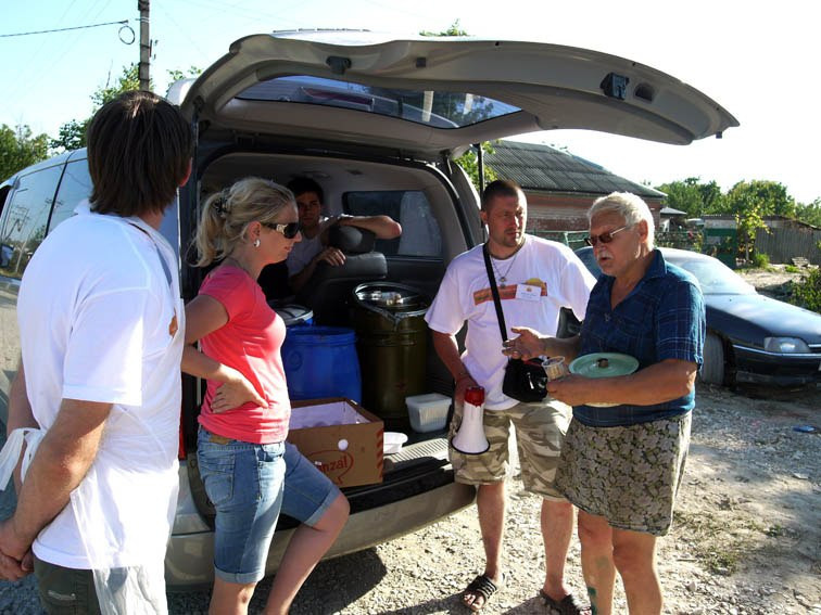 Волонтеры в Крымске 11 июля 2012 года. Пища для Жизни