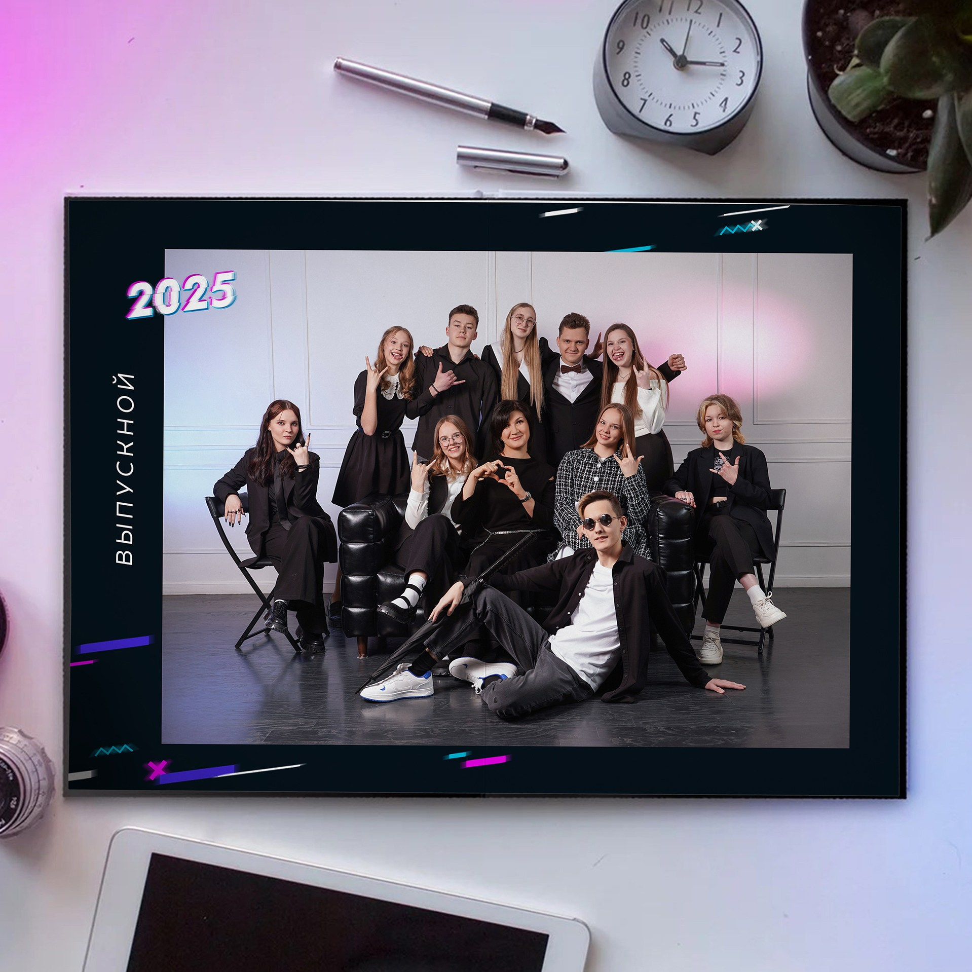 Услуги по созданию выпускных альбомов в Красноярске от AlbomKras 📸🔥. AlbomKras -выпускные альбомы Красноярска с авторским дизайном и качественной фотосъемкой! ⭐⭐⭐⭐⭐ 5.0