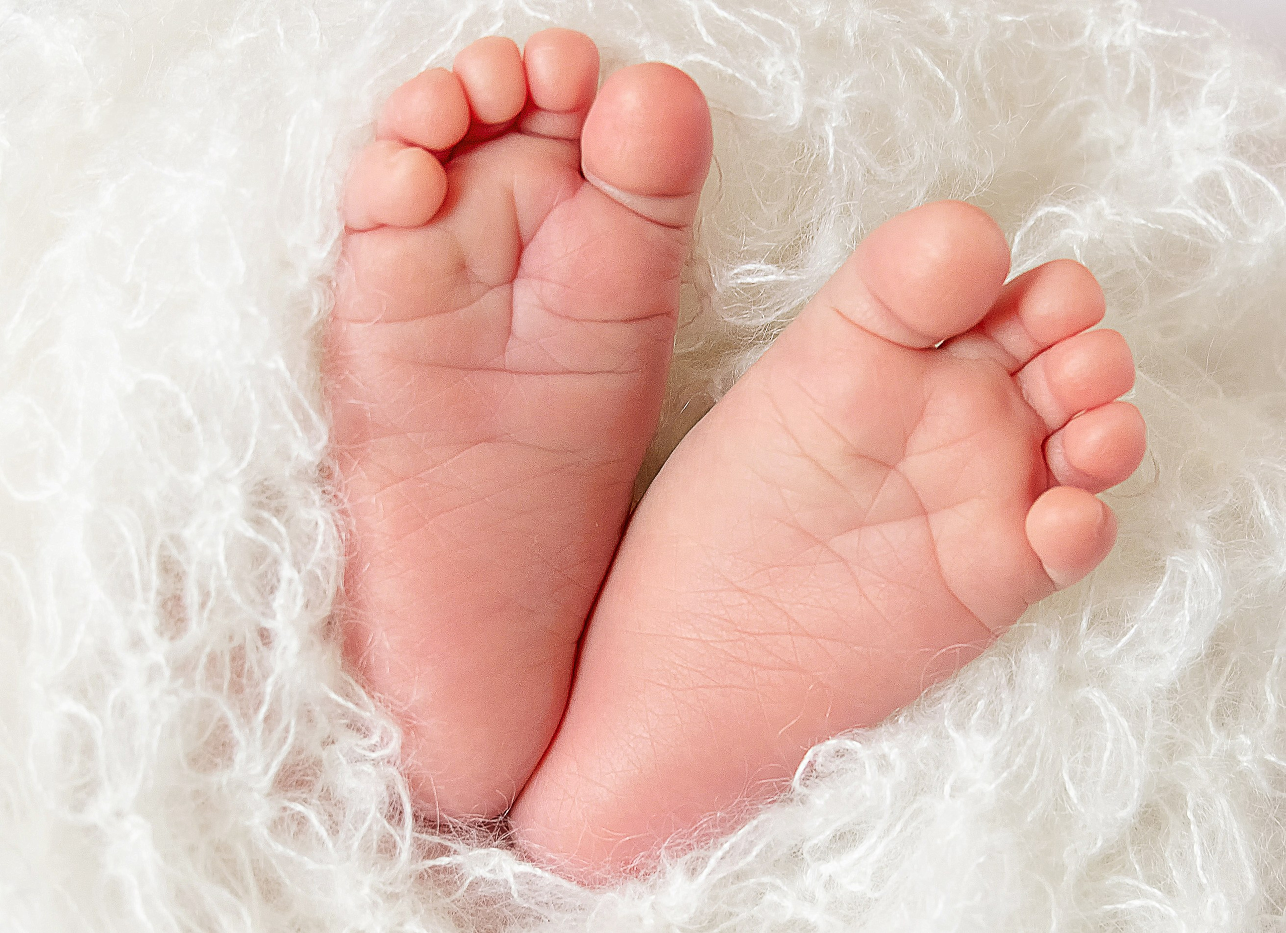 Фотосессия новорожденного с папой-полицейским в форме: нежность и защита