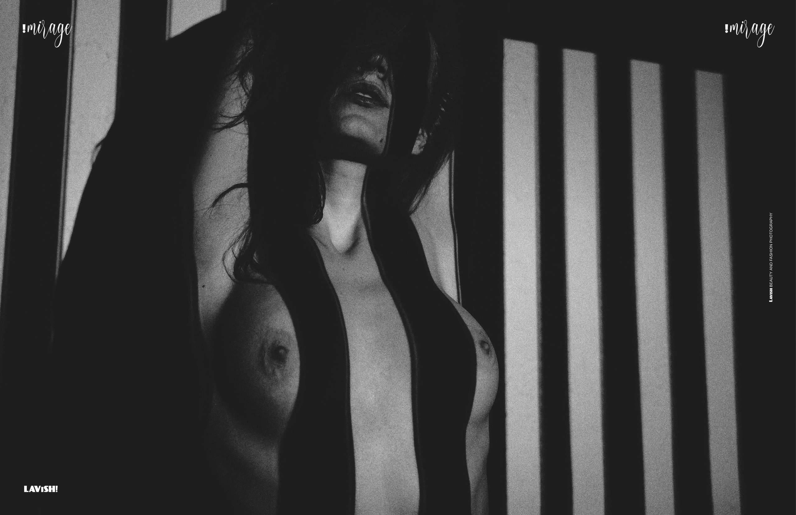 Черные полосы от проектора на обнаженном теле модели