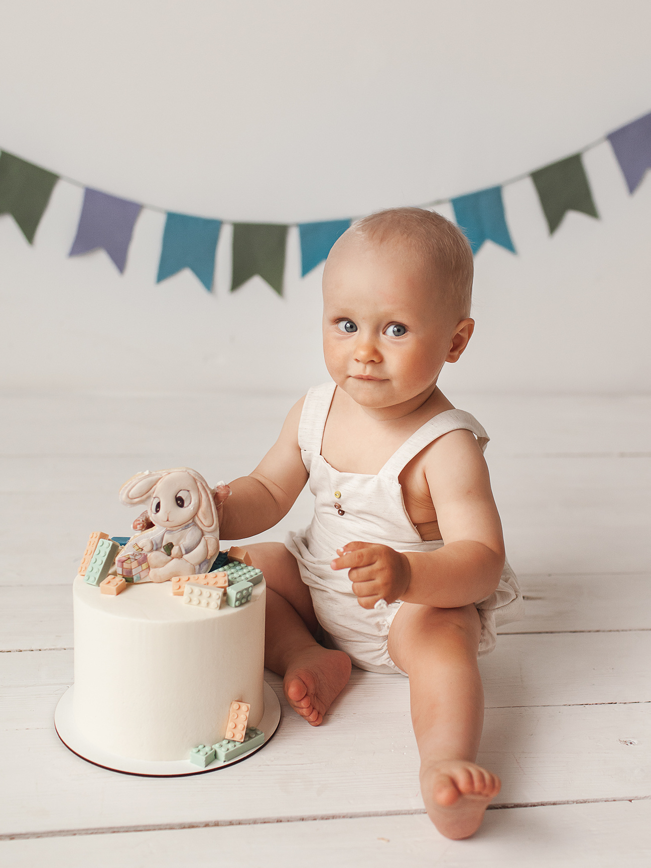Первый день рождения малыша с тортиком и флажками. Детский фотограф в Самаре